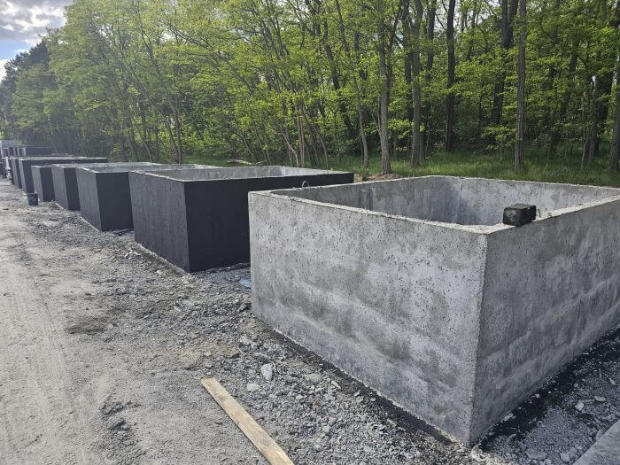 Plac produkcyjny z szambami betonowymi Przeźmierowo gotowymi do transportu